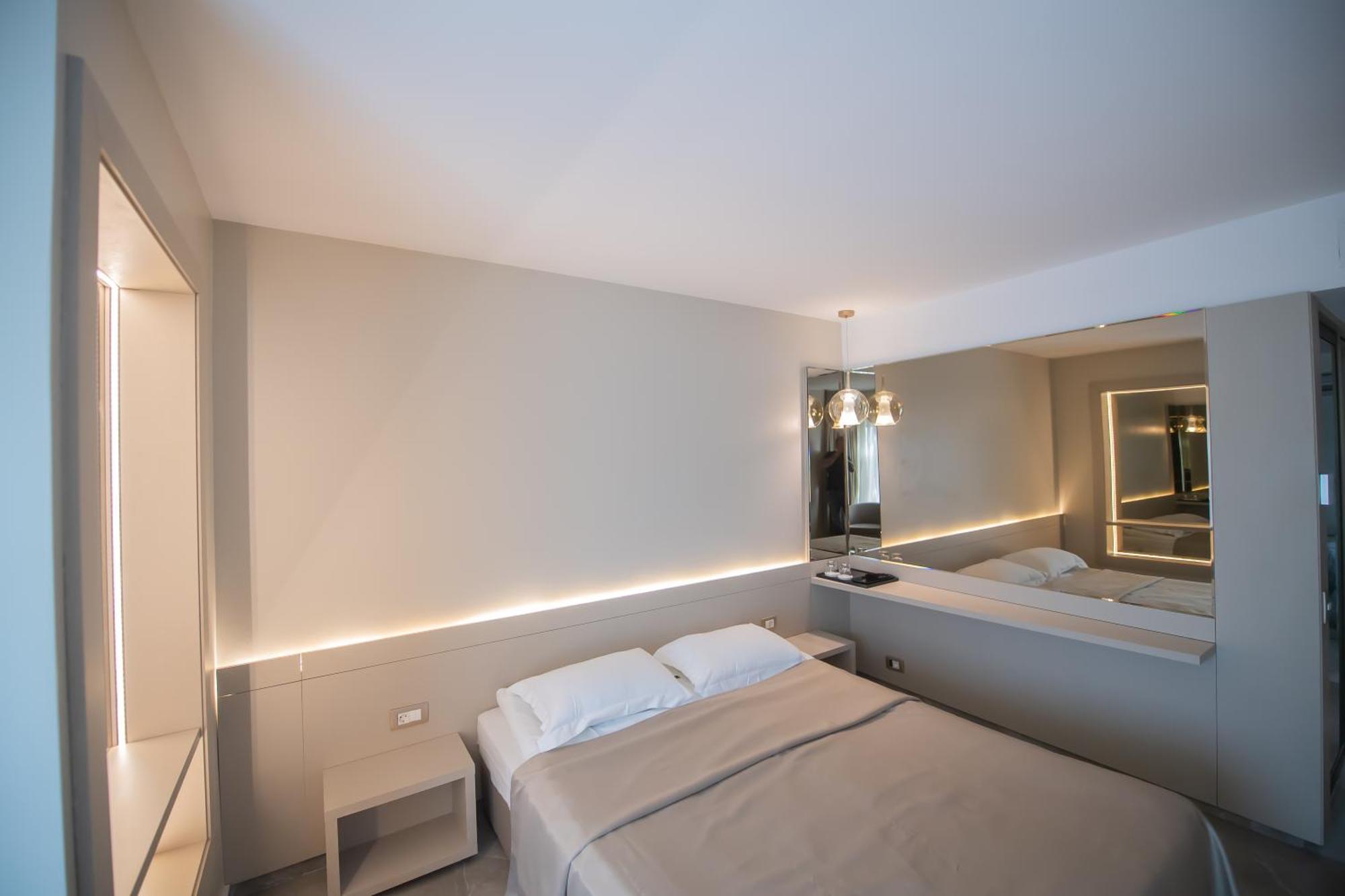 Hotel Atena*** 萨图恩 外观 照片